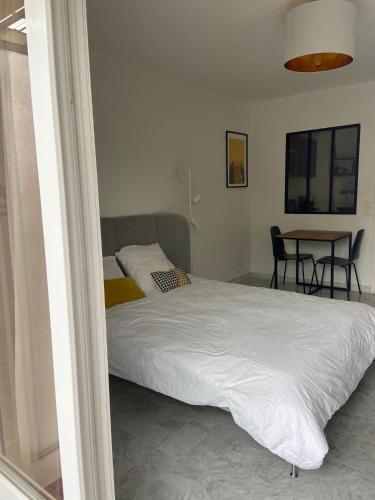 une chambre avec un lit et une table avec des chaises dans l'établissement Studio cosy Nice, à Nice