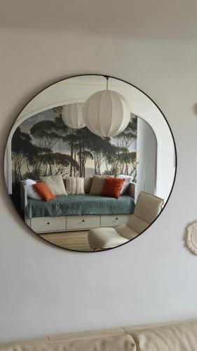 - un miroir reflétant un canapé dans le salon dans l'établissement Massilia Calling appartement Marseille proche métro climatisé bien décoré, à Marseille