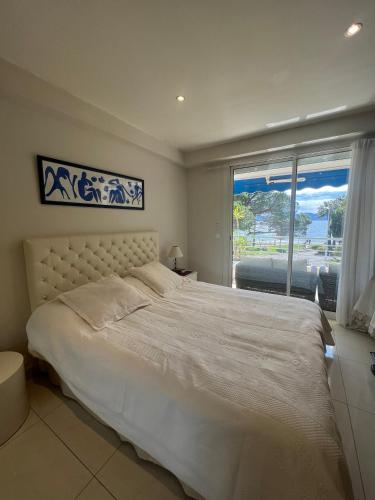 une chambre avec un grand lit et une grande fenêtre dans l'établissement Sea view Croisette, à Cannes