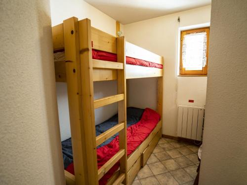 une chambre avec deux lits superposés dans l'établissement Appartement 3 Pièces Châtel, 6 Pers, Balcon Sud, Proche Centre et Navettes, Parking Inclus - FR-1-676-109, à Châtel