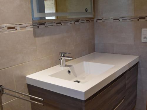 ein Badezimmer mit einem weißen Waschbecken und einem Spiegel in der Unterkunft Appartement Châtel 4 pièces, 6 pers, balcon, proche centre - FR-1-676-117 in Châtel