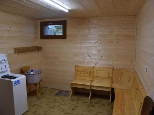 une pièce avec un banc et une fenêtre dans une pièce en bois dans l'établissement Appartement 4 pièces 70m² - Châtel, 6 pers, balcon sud/ouest, proche remontées mécaniques - FR-1-676-117, à Châtel