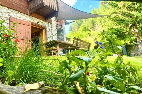 Taman di luar Chalet Bormio Terme