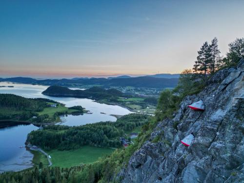 Å i ÅfjordにあるFosen Skysleepingの山頂からの湖の景色