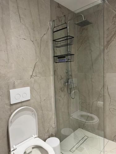 Ванная комната в Cozy City Center Apartment B