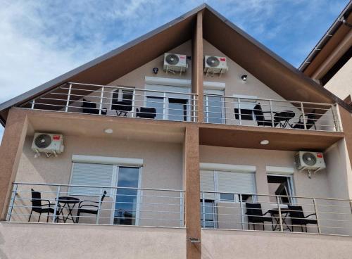 Balkón nebo terasa v ubytování Apartmani Vrla NEW