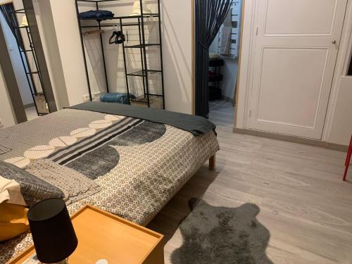 - une chambre avec un lit et un chat à l'étage dans l'établissement Au Kouka home, à Cannes