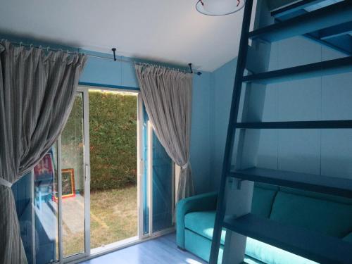 une chambre avec un lit superposé et une fenêtre dans l'établissement Petite maison de vacance pour 6 personnes, quartier calme, à La Teste-de-Buch