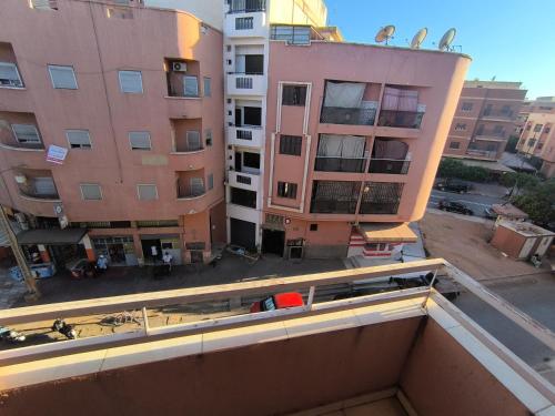 Oulad Hamdaneにあるولاد حمدانのアパートメントビルのバルコニーから景色を望めます。