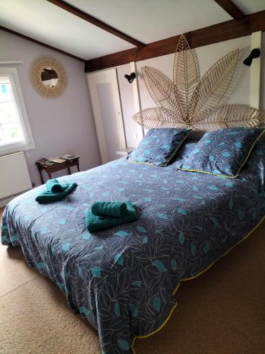 - une chambre avec un lit et 2 serviettes vertes dans l'établissement Chez Didier et Gene, à Arès