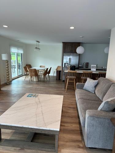 a living room with a couch and a table at Lakeview Hills Golf & Resort in Lexington