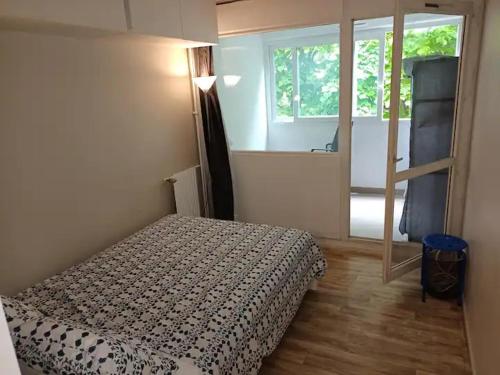 une petite chambre avec un lit et une fenêtre dans l'établissement SleepSmartParisRERA5Min, à Boissy-Saint-Léger