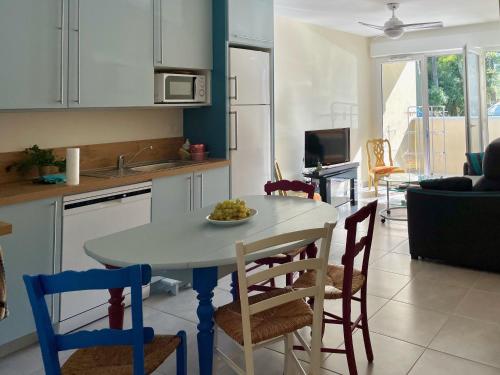 une cuisine et une salle à manger avec une table et des chaises dans l'établissement ACARimmo, à Vieux-Boucau-les-Bains
