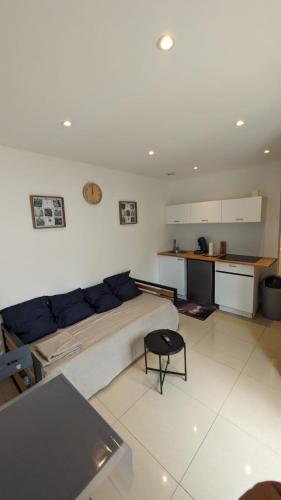 une chambre avec un lit et une table et une cuisine dans l'établissement Coin de paradis gonfaron, à Gonfaron