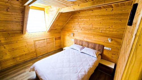 Postel nebo postele na pokoji v ubytování Cabana din Deal