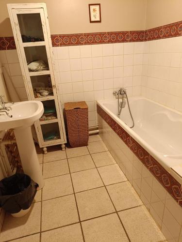 une salle de bain avec un lavabo et une baignoire dans l'établissement Grand gîte deTranset, à Thauron