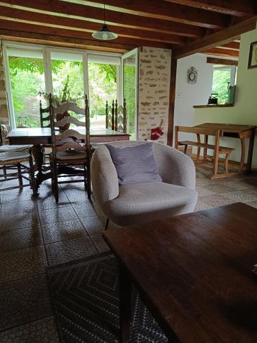 un salon avec un canapé et une table dans l'établissement Grand gîte deTranset, à Thauron