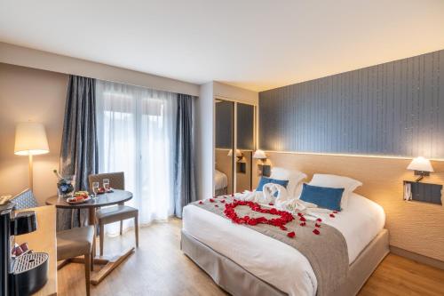 Кровать или кровати в номере La Closerie SPA & Résidence Hôtel