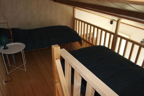 une chambre avec deux lits, une table et une chaise dans l'établissement Bord de mer, à Saint-Jean-de-Monts