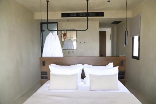 Ένα ή περισσότερα κρεβάτια σε δωμάτιο στο Villa Faros Luxury Apartments & Suites