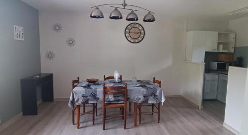 Nhà bếp/bếp nhỏ tại Arreau appartement 50m2 pour 2 personnes