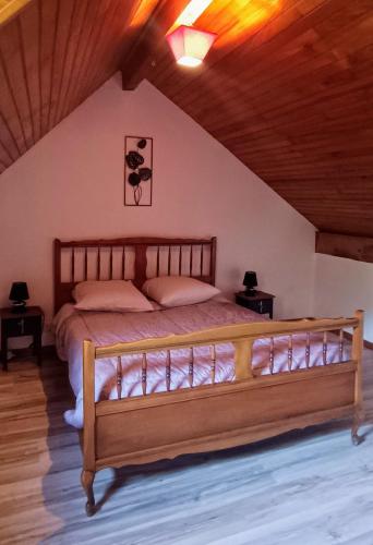 une chambre avec un grand lit dans un grenier dans l'établissement Arreau appartement 70m2 pour 2 personnes, à Arreau