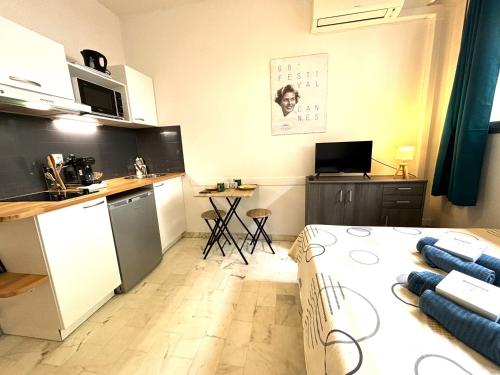 - une cuisine avec une table et un comptoir dans l'établissement Cannes center wifi AC 100 m from Croisette behind Martinez hotel, à Cannes