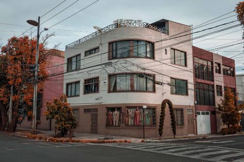 a building on the corner of a street at Bright Studio Apartment Casa Icacos Apt 3 in Mexico City