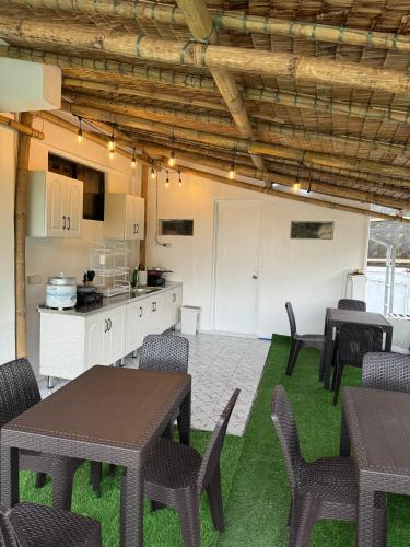 Η κουζίνα ή μικρή κουζίνα στο White Beach Suites Boracay