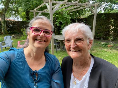 two older women are posing for a picture at Le chêne magique 40200 Margaux in Pontenx-les-Forges