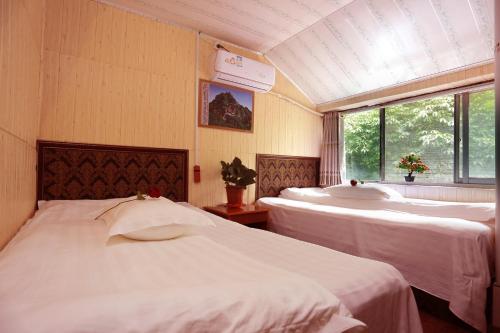 Postel nebo postele na pokoji v ubytování 武当山仙山旅馆景区内店