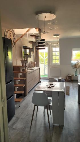 une grande cuisine avec une table et une cuisine sidx sidx sidx sidx dans l'établissement Les Terrasses de Puys, à Puys