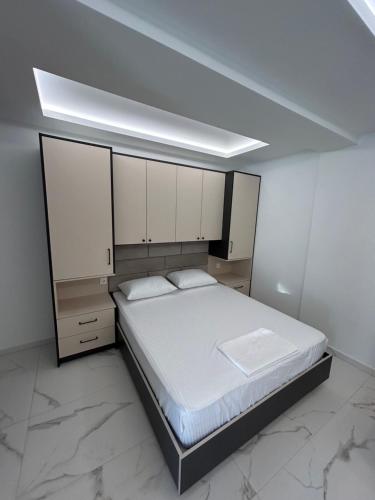 Ένα ή περισσότερα κρεβάτια σε δωμάτιο στο Merlin Prestige Apartments