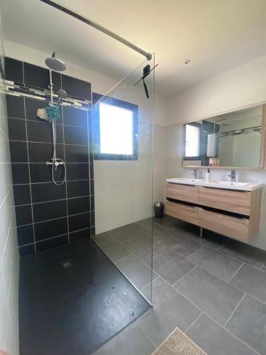 une salle de bain avec douche et lavabo dans l'établissement Villa Sud La Cigale des Bois de Maruéjols, à Mons