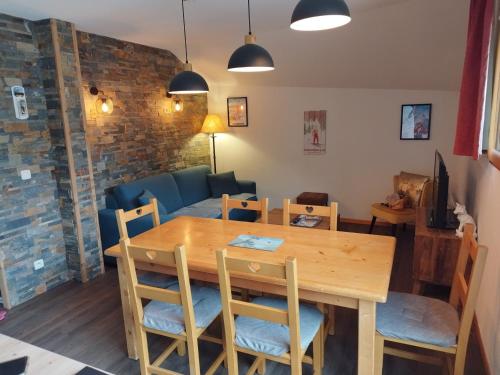 - une salle à manger et un salon avec une table et des chaises en bois dans l'établissement Appartement lumineux 2 pièces cabine pour 6 personnes avec balcon à Merlette, Orcières - FR-1-636-96, à Orcières
