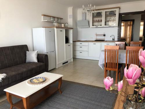 Η κουζίνα ή μικρή κουζίνα στο 2 bedroom apartment Sveti Vlas with 2 balconies and sea views
