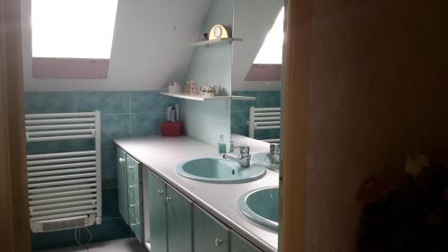 ein Badezimmer mit zwei Waschbecken und einem Spiegel in der Unterkunft Charmante maison dans village in Champcueil