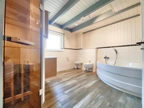 un bagno con vasca, WC e lavandino di Schwan 315 a Mirow