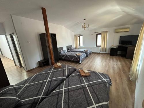 Postel nebo postele na pokoji v ubytování Alexander Residence