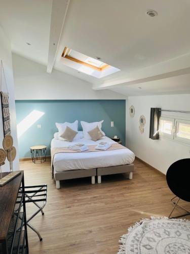 une chambre avec un lit avec un mur bleu dans l'établissement Entre 2 eaux, à Marseillan