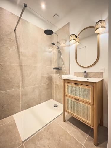 une salle de bain avec une douche avec un lavabo et un miroir dans l'établissement Villa à la Campagne Avec Piscine et Terrain de Pétanque à 10 Minutes de Toulouse, à Flourens