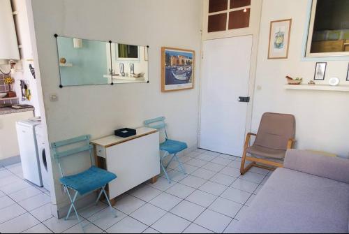 une chambre avec deux chaises, une table et un bureau dans l'établissement A deux pas du port YourHostHelper, à Nice