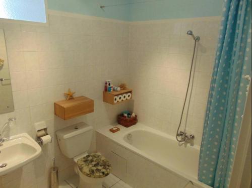 une salle de bain avec une baignoire, des toilettes et un lavabo dans l'établissement A deux pas du port YourHostHelper, à Nice