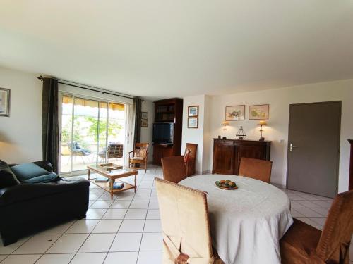 un salon avec une table et un canapé dans l'établissement Terrasse du Laurier - Centre-ville - ascenseur, à Digne-Les-Bains