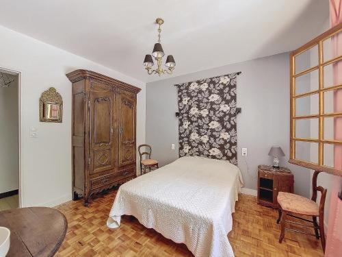 une chambre avec un lit et une commode dans l'établissement M-Pinada 01-Moliets Maison de vacances 6 Personnes proche de la plage, à Moliets-et-Maa