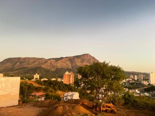 une vue d'une ville avec une montagne en arrière-plan dans l'établissement Flat com vista espetacular área central-cozinha completa-AR- 2 banheiros- casais - grupos ou familias ou empresas, à Governador Valadares