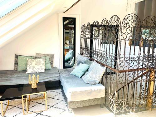 un salon avec un canapé et un portail dans l'établissement Le Fitzgerald -Très joli 3 pièces Art Déco Deauville HyperCentre, à Deauville