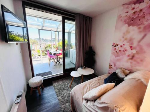 - une chambre avec un lit et une vue sur une terrasse dans l'établissement Rêves de plage, à Perros-Guirec