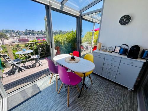 Il dispose d'un balcon et d'une cuisine avec une table et des chaises. dans l'établissement Rêves de plage, à Perros-Guirec