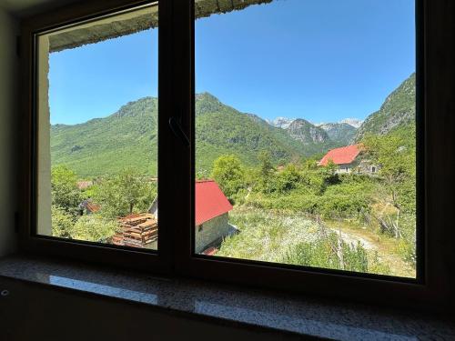 Pogled na planinu ili pogled na planinu iz vikendice